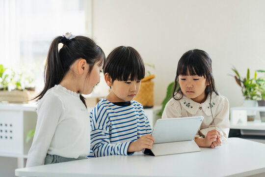 タブレットを使って勉強する日本人の子供達