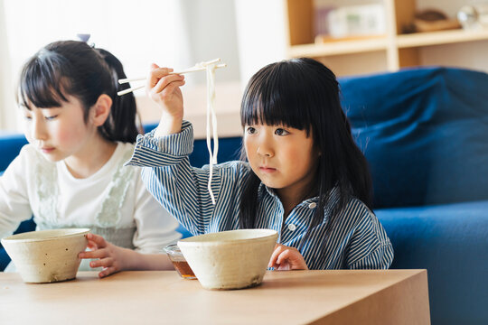 うどんを食べる日本人の女の子