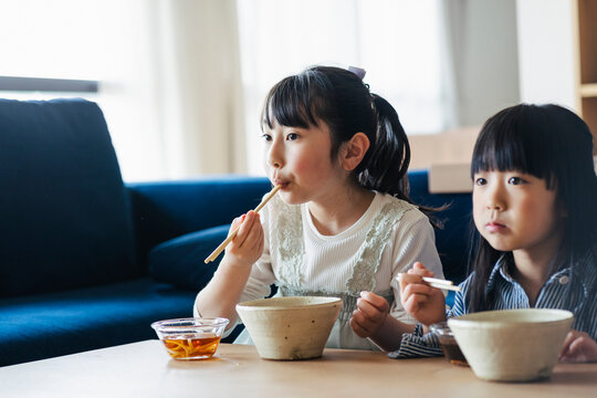 うどんを食べる日本人の女の子