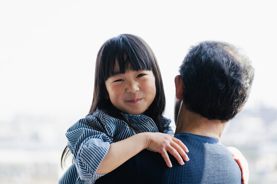 祖父に抱かれる日本人の女の子