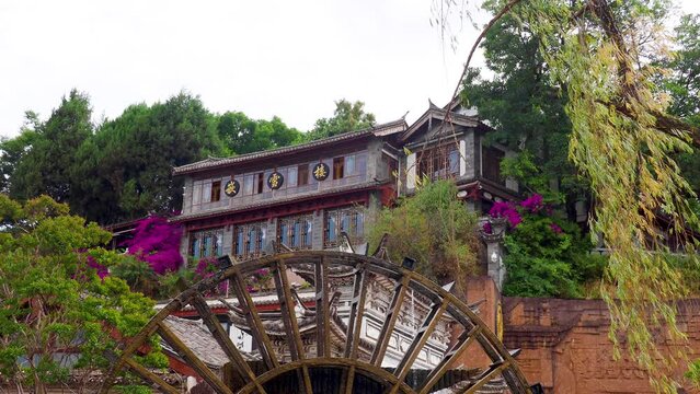 Old wooden water wheel and landmark, historic old town of Lijiang, Yunnan, China, Asia
