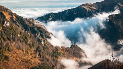Dolina Kondratowa o wschodzie słońca podczas podejścia w stronę Ornaku, Tatry Zachodnie. © Blaszko