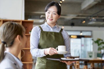 カフェで働くアジア人女性店員