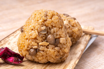 鶏としめじの炊き込みご飯のおにぎり