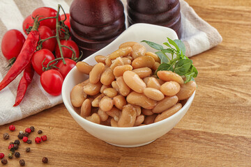 Whinte canned kidney beans in the bowl