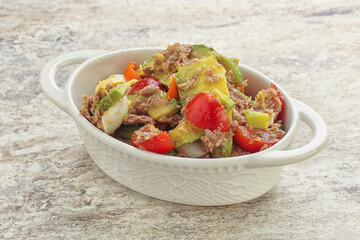 Salad with tuna and avocado