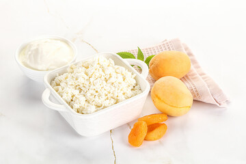 Cottage cheese with apricot and cream