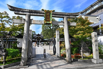 秋に詣でる安倍晴明を祀る京都市の晴明神社