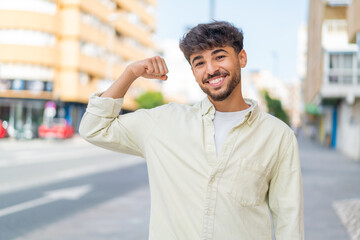 Obraz premium Young Arabian handsome man at outdoors doing strong gesture