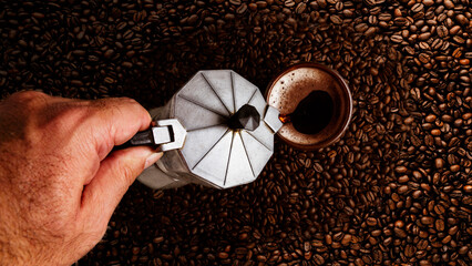 cafetera géiser, taza y granos de café. plano, vista superior. copiar espacio.