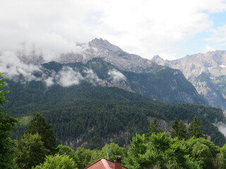 Wolkenverhangene Berge in dem Alpen
