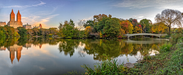 Obraz premium Bow bridge in late autumn