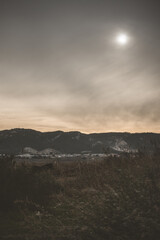 Ciel nuageux sur les collines de Provence