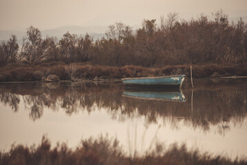 Barque flottant sur un étang en automne