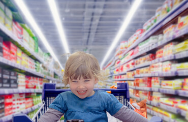  Young girl shopping in a supermarket - 669970881