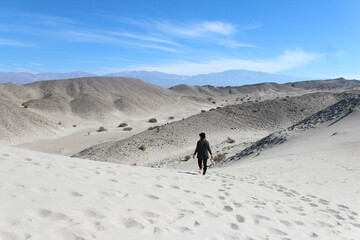 mulher caminhando nas dunas de fiambalá, no norte da argentina 