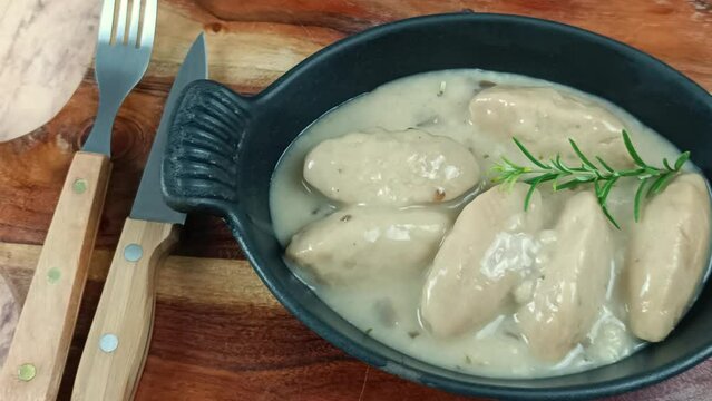 quenelles de volaille sauce champignons, en gros plan, dans un plat