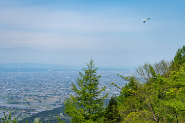 高清水林道展望広場から眺める砺波平野の散居村とハンググライダー
