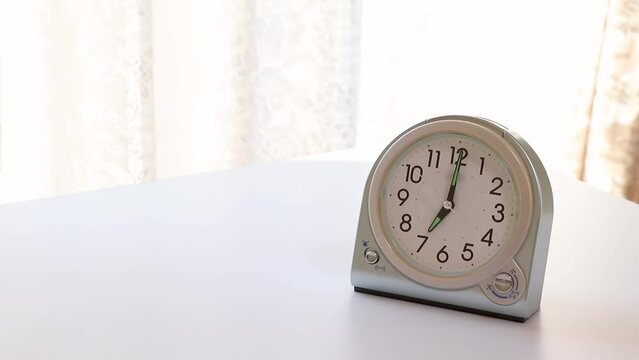目覚まし時計のボタンを叩いてアラームを止める