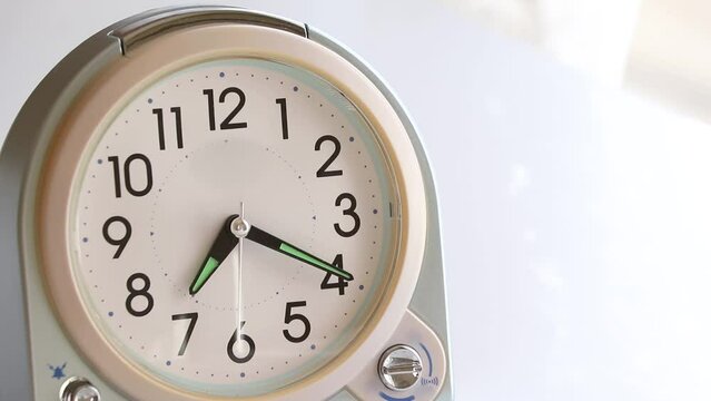 時を刻むアナログの置き時計