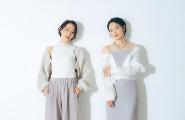 お洒落なミドル女性のファッションポートレート　スキンケア　コスメ