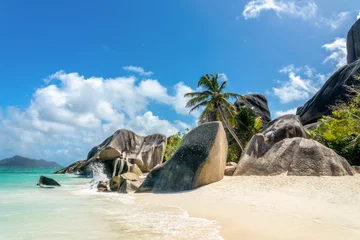 Photo sur Plexiglas Anse Source D'Agent, île de La Digue, Seychelles Granite rocks and palm trees on the scenic tropical sandy Anse Source d'Argent beach, La Digue island, Seychelles
