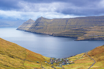 Blick auf das Dorf Funningur am Fjord Funningsfjørður auf der Färöer Insel Eysturoy - 670128877