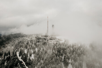 Winterliche Schneelandschaft rund um den großen Feldberg am Taunus. Mit Nebel, Wind und Schnee