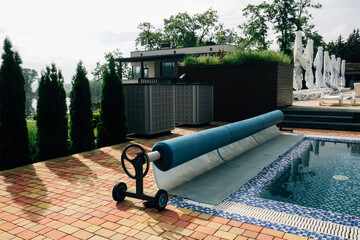 Pool cover material. Manual outdoor swimming pool solar blanket cover