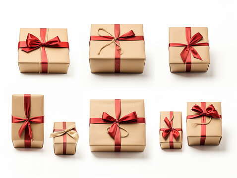 pacchetti regalo di Natale con fiocco  rosso su sfondo bianco scontornabile visti dall'alto