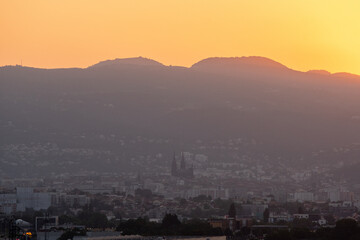 La cathédrale de Clermont-Ferrand au coucher de soleil