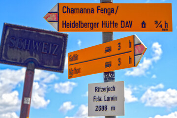 Fototapeta premium Wegweiser am Ritzenjoch/Fuorcla Larein in Tirol/Graubünden 