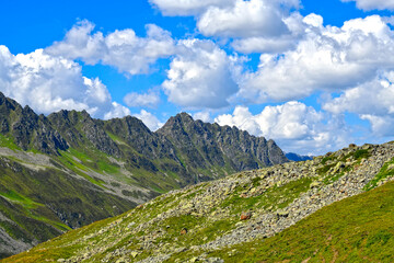 Das Lareintal mit dem Larainkamm in Tirol (Österreich)