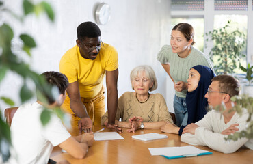 Men and women different ages discussion during business course