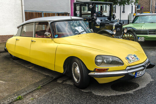Yellow  Citro&euml;n DS ID 19