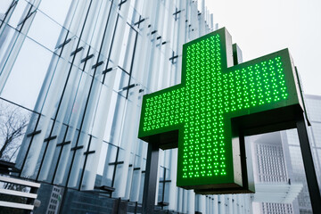 Une croix verte symbole d'une pharmacie