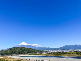 静岡県富士市富士川と冠雪した富士山