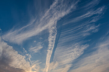荒れる飛行機雲
