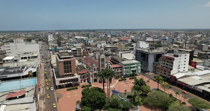 Vista a&eacute;rea de la iglesia en Machala, Parque Juan Montalvo. Vista de drones al rededor de la iglesia