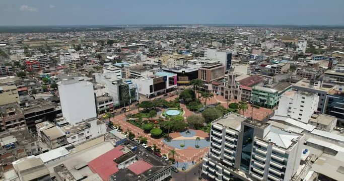 Toma a&eacute;rea del parque Juan Montalvo de Machala, el drone hace un vuelo en &oacute;rbita y se aprercia la iglesia de la ciudad junto a las calles y el municipio