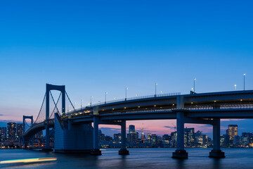 Obraz premium マジックアワーのレインボーブリッジと東京都心の都市風景