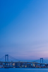 Fototapeta na wymiar マジックアワーのレインボーブリッジと東京都心の都市風景