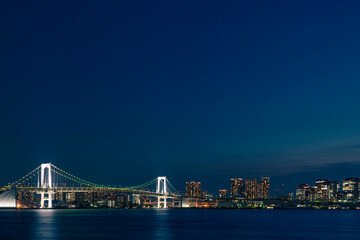 Fototapeta na wymiar ライトアップされたレインボーブリッジと東京都心の夜景