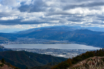 秋の高ボッチ高原から眺める諏訪湖