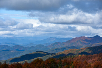 高ボッチ高原の紅葉の山と沸き立つ雲