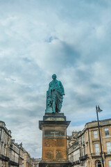 Obraz premium Statue of the 2nd Viscount Robert Melville on concrete plinth under cloudy sky.