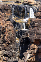 Ein Fluss fließt über mehrere Stufen in den Blyde River Canyon Nature Reserve