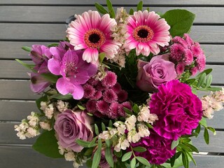 Herzlichen Glückwunsch mit einem bunten Blumenstrauß an P!nk und Lila - 670353605