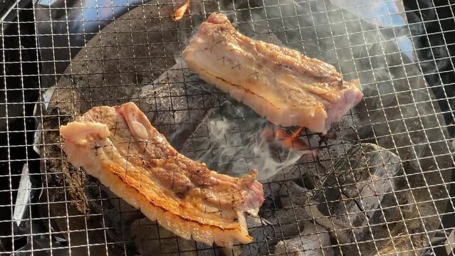 meat being grilled on the grill
그릴에 고기가 구워지고 있어요