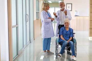 Obraz premium Professional medical doctor team with stethoscope in uniform discussing with patient woman with cancer cover head with headscarf of chemotherapy cancer in hospital.health care concept